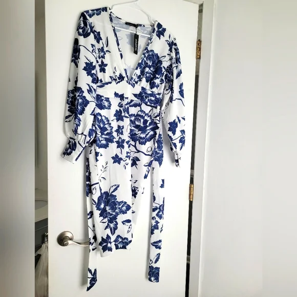 NWT blue & white floral Boohoo dress size 6 - Picture 1 of 4